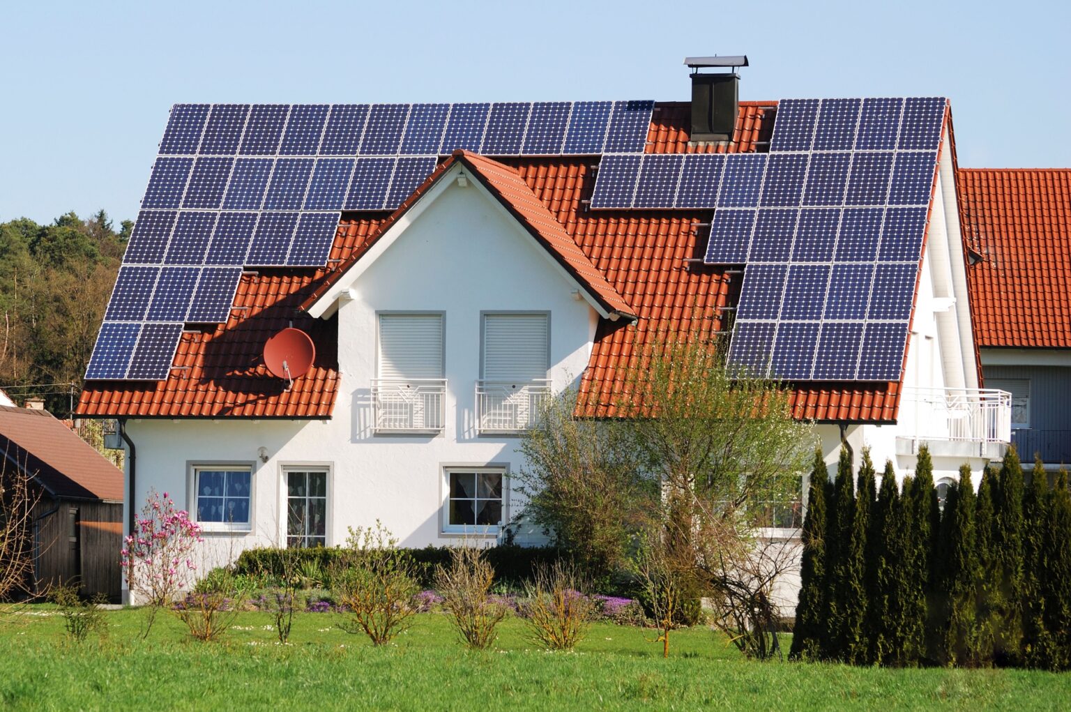 Electricista en Gavá realizando mediciones de tension en instalación eléctrica residencial con boletín oficial